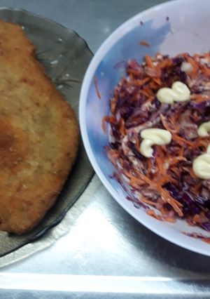 Una foto de Ensalada de Repollo zanahoria y cebolla,y Milanesas de pollo