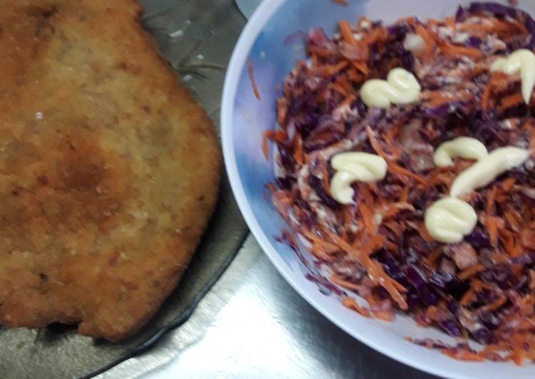 Ensalada de Repollo zanahoria y cebolla,y Milanesas de pollo