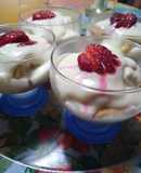 Postre de vainillas y limón en copas