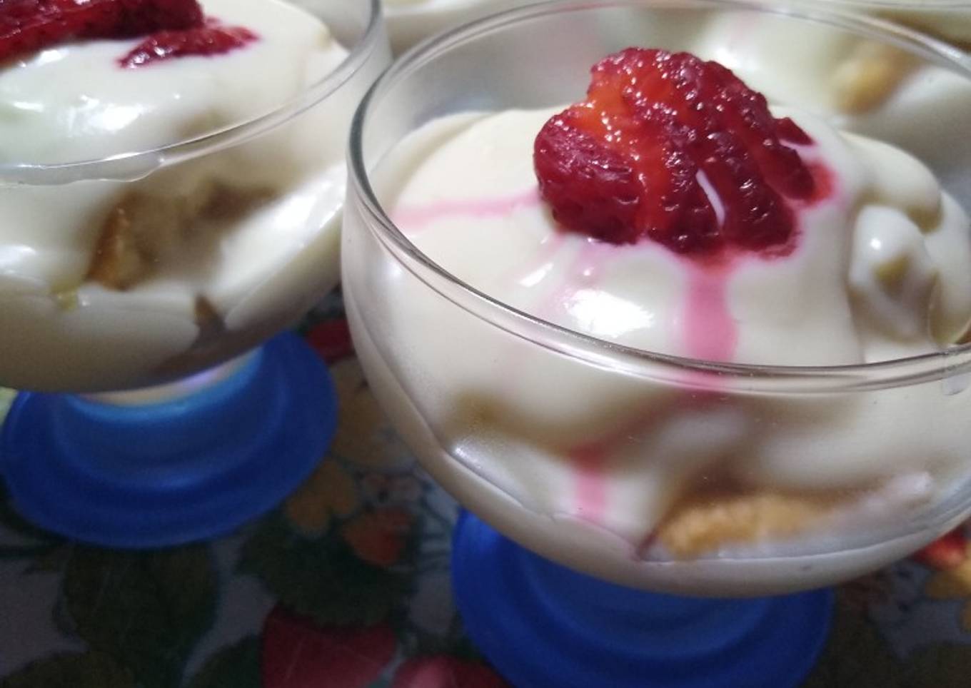 Postre de vainillas y limón en copas