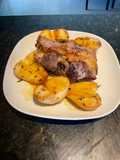 PALETA DE CORDERO con hierbas y peras al horno