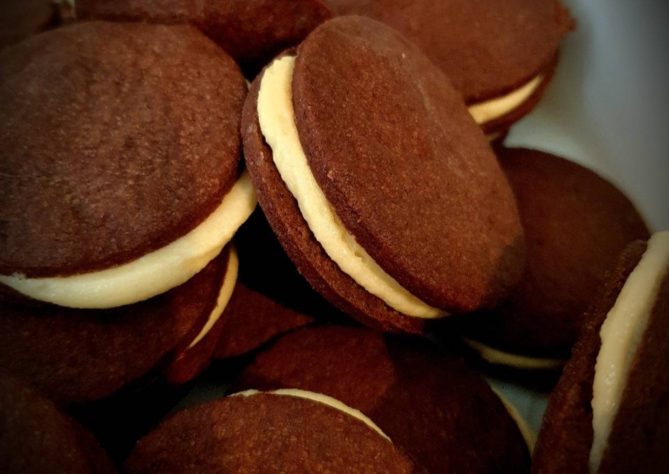 Biscuits choco fourrés à la vanille (Oreo maison)