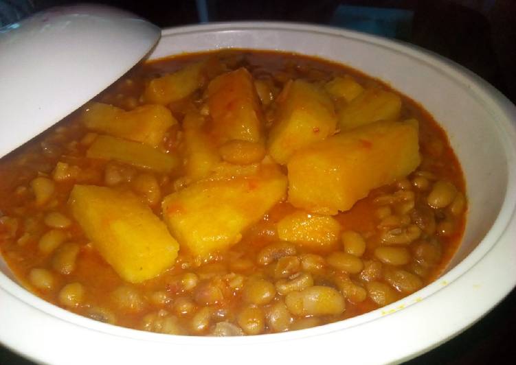 Steps to Make Quick Yam and beans porridge