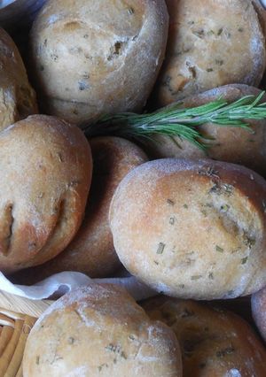 Une photo de Petits pains au thym et romarin