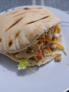 Una foto de Pan de pita de pollo