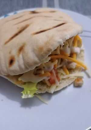 Una foto de Pan de pita de pollo