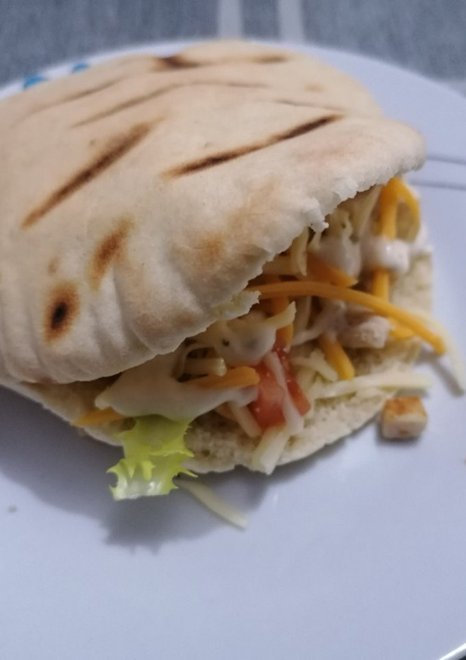 Una foto de Pan de pita de pollo