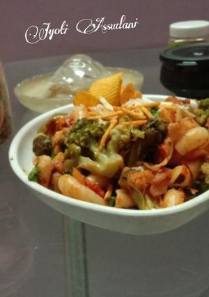 A picture of Indian style Macaroni.