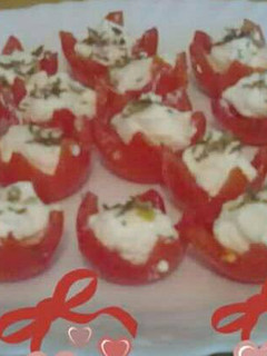 Una foto de Tomates cherry relleno de cóctel de marisco