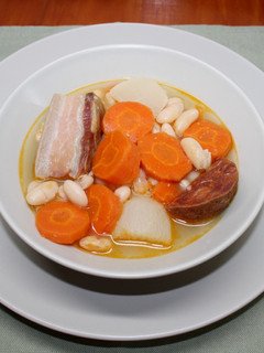 Una foto de Alubia blanca con torrezno de soria y chorizo