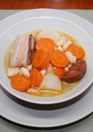 Una foto de Alubia blanca con torrezno de soria y chorizo