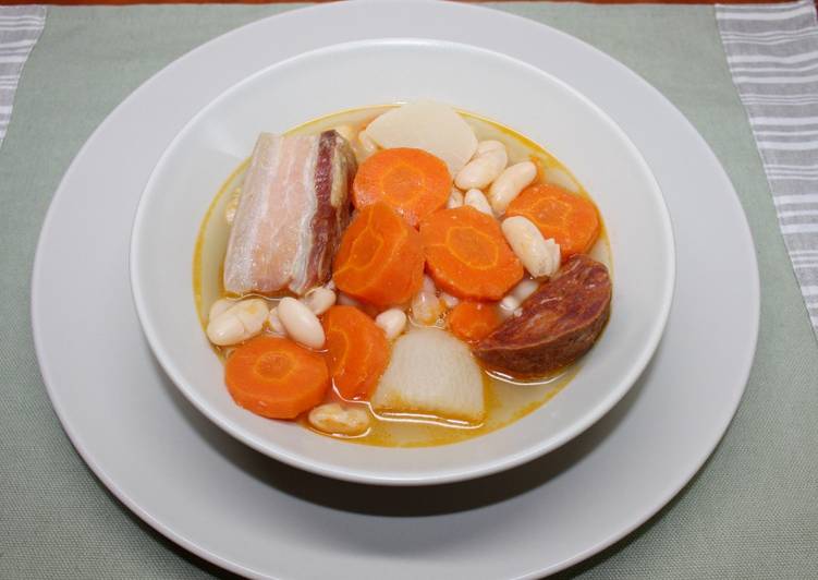 Alubia blanca con torrezno de soria y chorizo