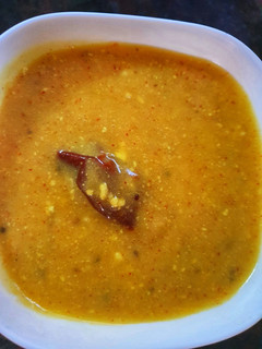 बेसन की पकौड़ी वाली कड़ी (Besan ki pakodi wali kadhi recipe in hindi) रेसिपी मुख्य फोटो
