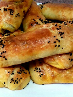 Una foto de Msamen relleno de pollo y verduras /comida de Marruecos