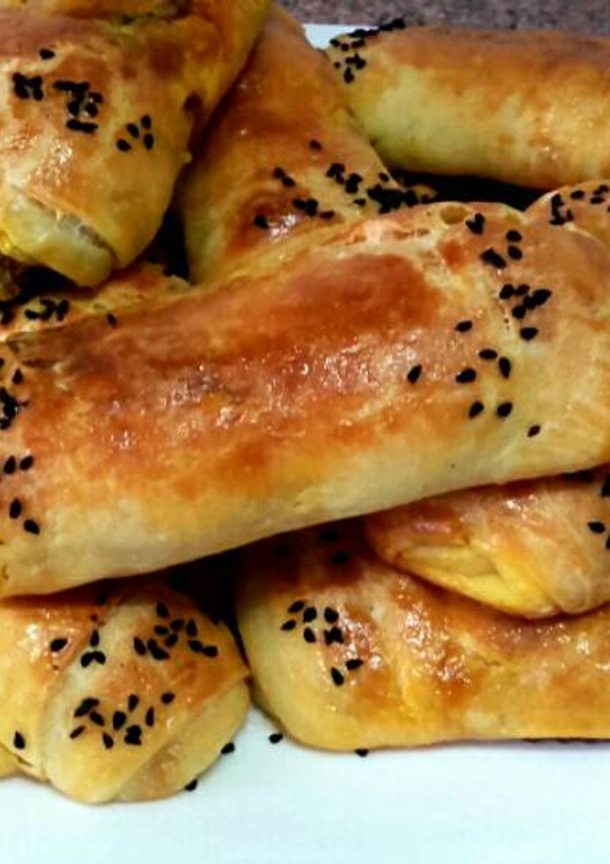 Una foto de Msamen relleno de pollo y verduras /comida de Marruecos