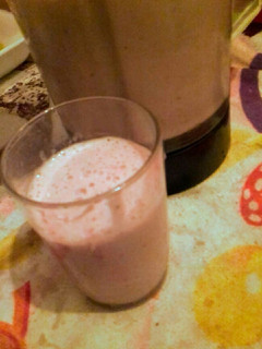 Una foto de Batido de frutillas, banana y manzana