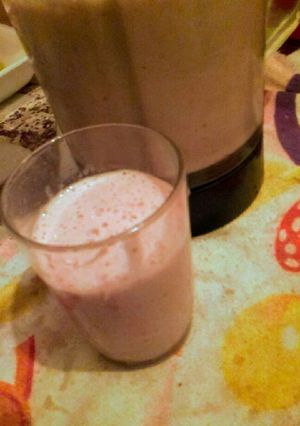 Una foto de Batido de frutillas, banana y manzana