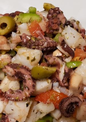 A picture of Ensalada de pulpo, calamares y camarones.