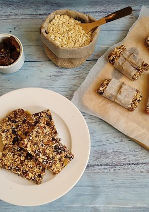 A picture of No-bake granola bar(with gulukand).