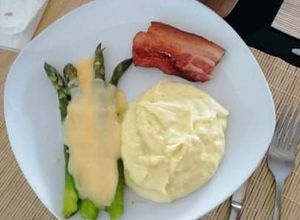 O poză a rețetei Costiță cu sos bechamel, sparanghel și cartofi piure!.