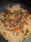 Chop suey con tallarines