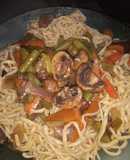 Chop suey con tallarines