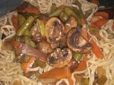 Chop suey con tallarines
