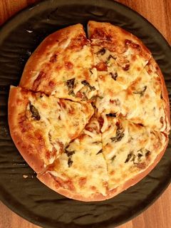 পিজ্জা (pizza recipe in Bengali) রেসিপির প্রধান ছবি
