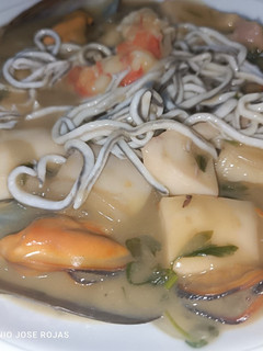 Una foto de Sepia en salsa verde con Surimi