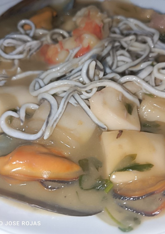 Una foto de Sepia en salsa verde con Surimi