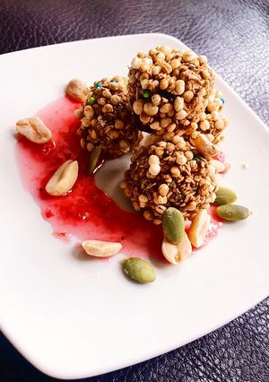 Una foto de Bolitas de avena con manjar, cacao, cranberries y quinoa inflada