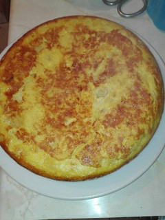 Una foto de Tortilla de patatas con huevos camperos en la olla GM