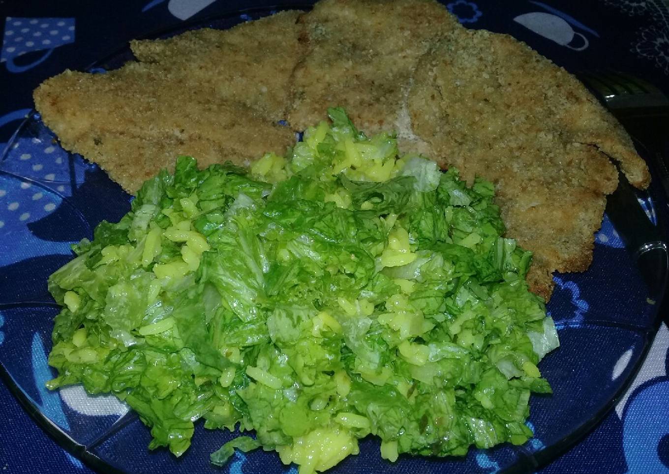 Ensalada lechuga Crespa😍 y arroz amarillo...😉