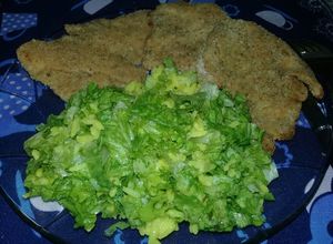 Una foto de Ensalada lechuga Crespa😍 y arroz amarillo...😉