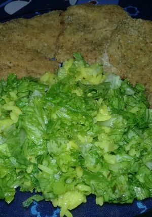 Una foto de Ensalada lechuga Crespa😍 y arroz amarillo...😉