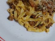 Une photo de sauce tomate parmesan