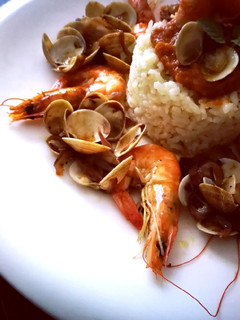 Una foto de Langonstinos y chirlas al vino blanco con arroz y tomate
