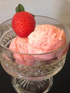 Una foto de Helado de fresas con nata