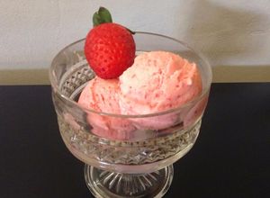 Una foto de Helado de fresas con nata