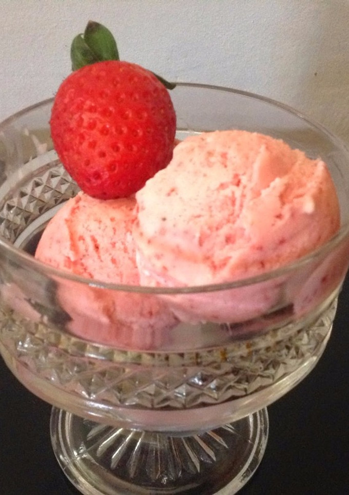Una foto de Helado de fresas con nata