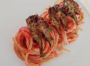 Foto di Spaghetti quadrati con salsa di pomodori e carciofi fritti 🌷