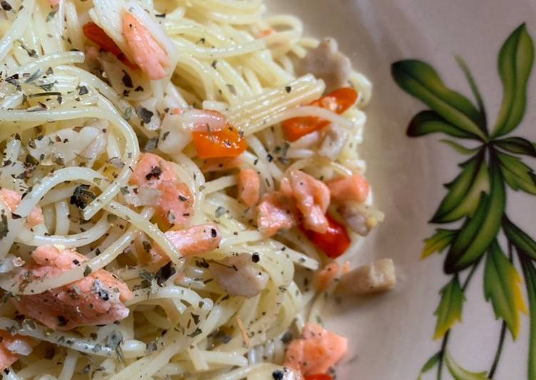 Langkah Mudah untuk Membuat Spagetti aglio e olio tuna salmon yang Enak Banget