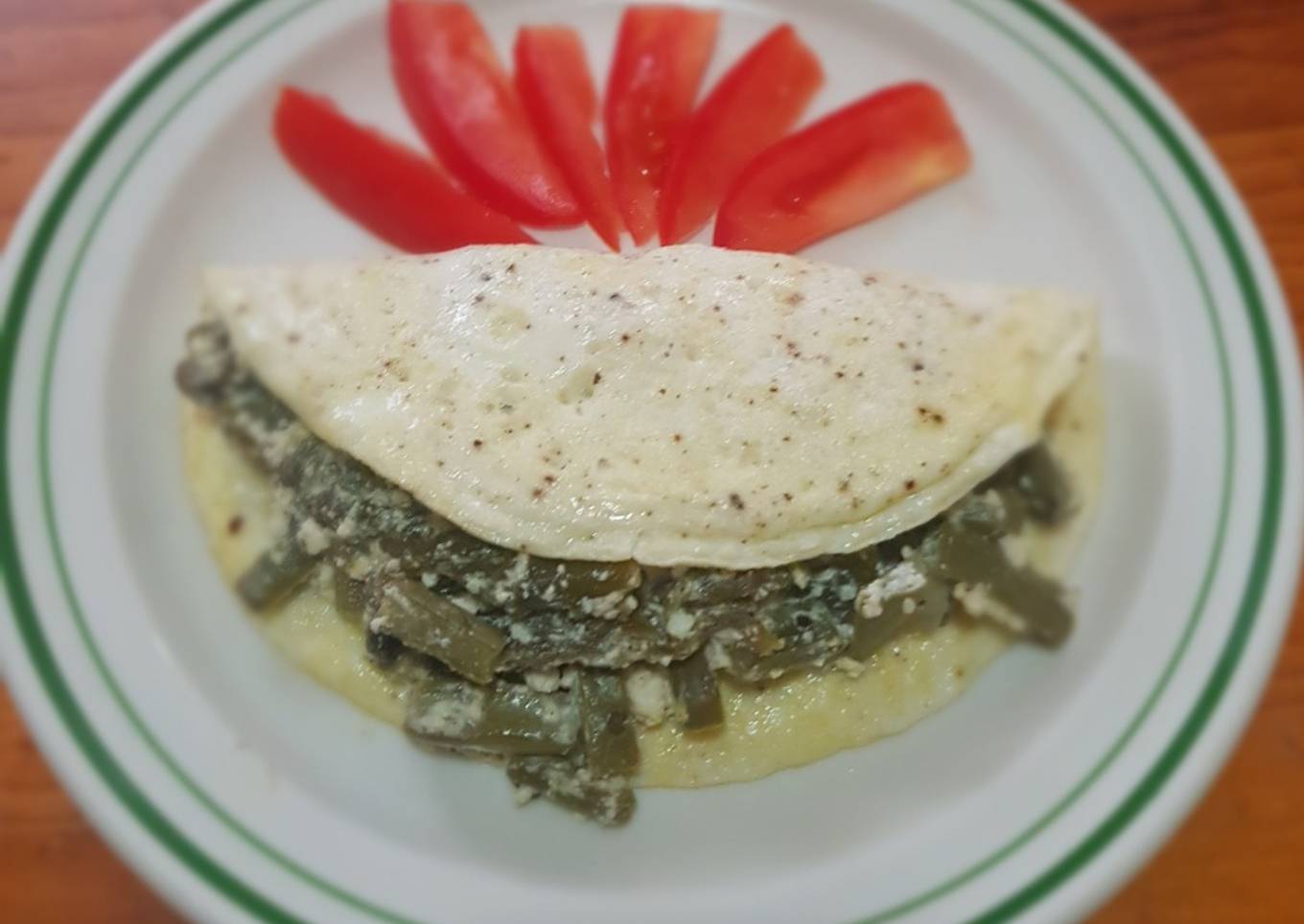 Omelette de claras con rajas, nopales y requesón