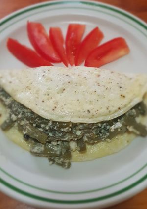 Una foto de Omelette de claras con rajas, nopales y requesón