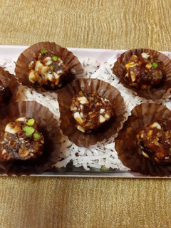 खजूर बर्फी (Khajoor barfi recipe in Hindi) रेसिपी मुख्य फोटो