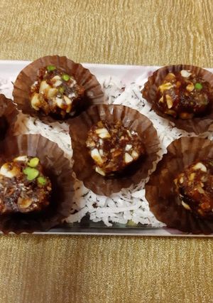 खजूर बर्फी (Khajoor barfi recipe in Hindi) रेसिपी मुख्य फोटो