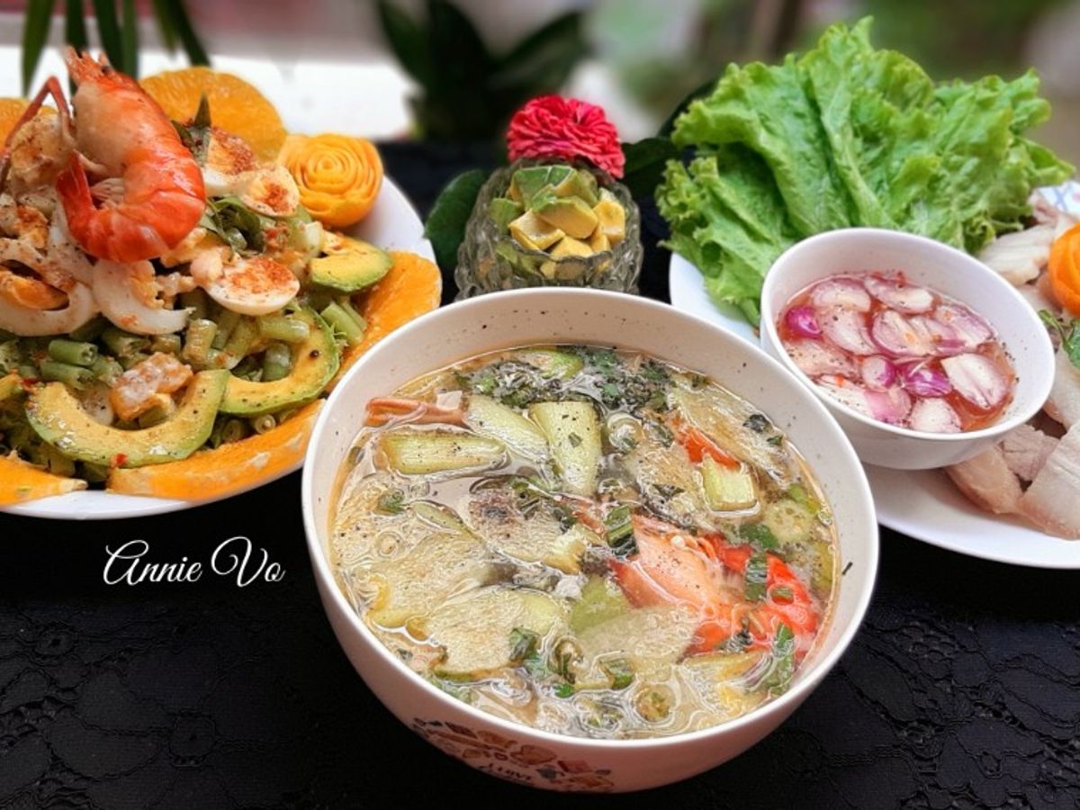 Bữa cơm nhà có món tôm càng xanh
