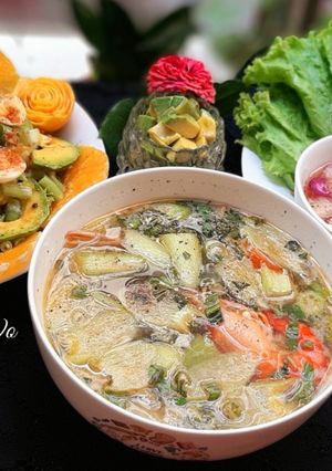 Hình của món Bữa cơm nhà có món tôm càng xanh.