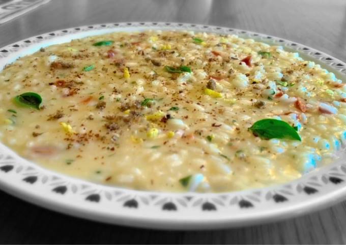 Risotto mozzarella di bufala, pomodorini, basilico e crostini di pane 🧀 🌿 🍞