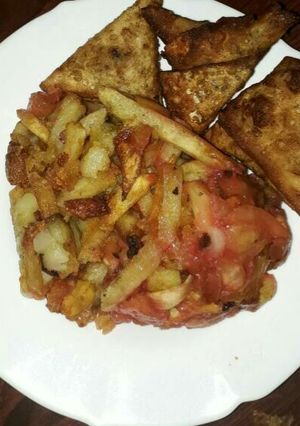 A picture of Samosa and Chips.